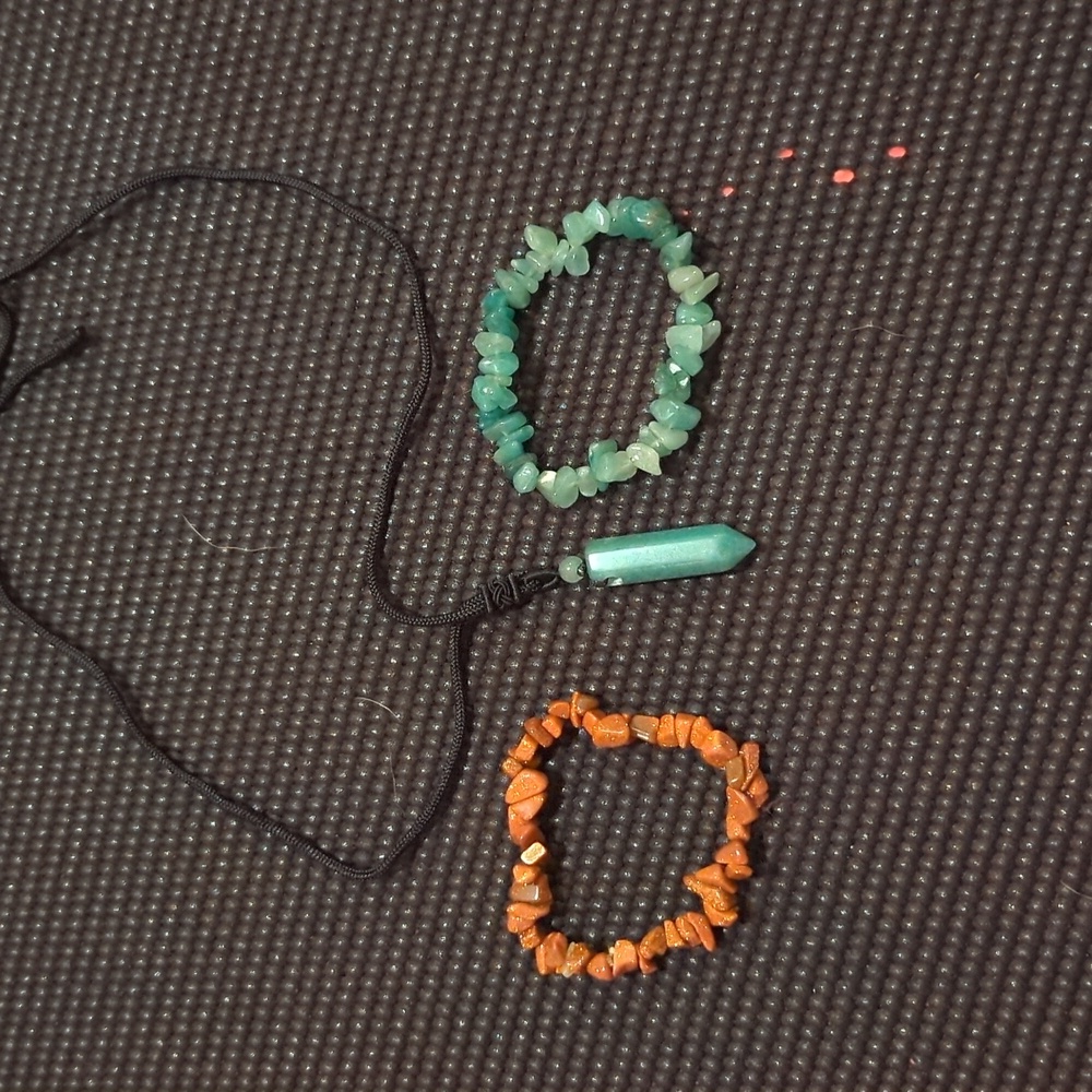 2x crystal bracelets, 1x crystal necklace